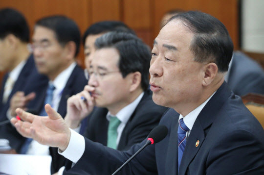 답변하는 홍남기 경제부총리       (서울=연합뉴스) 김주형 기자 = 홍남기 경제부총리 겸 기획재정부 장관이 24일 오전 국회에서 열린 기재위 국감에 출석, 의원 질의에 답변하고 있다. 2019.10.24      kjhpress@yna.co.kr  (끝)